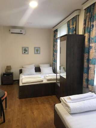 Отель Wald Hotel Lagodekhi Лагодехи Трехместный номер - Доступ для гостей с ограниченными физическими возможностями-3